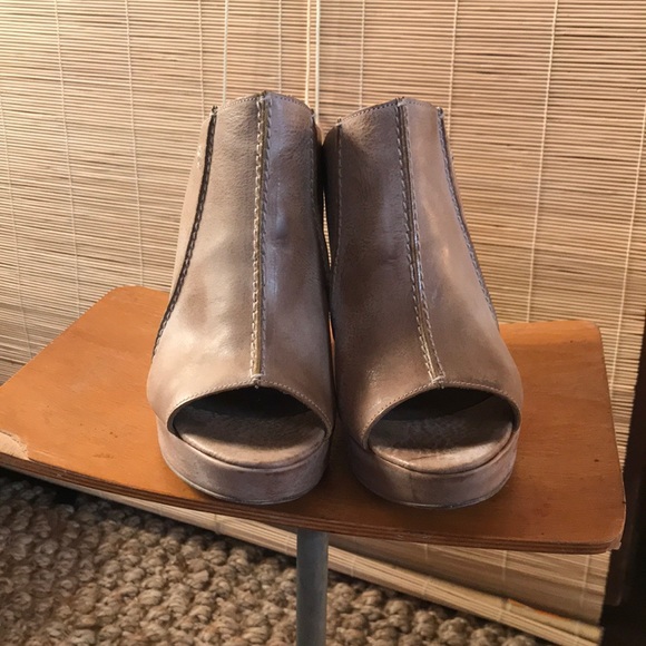 Fabulous shoe - Picture 1 of 3